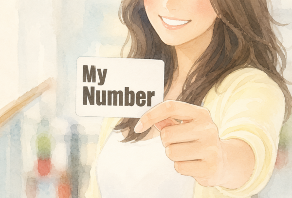 マイナンバーカードを突き出す女性